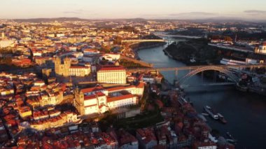 Porto 'daki yol ve demiryolu köprüsünün insansız hava aracı görüntüsü.