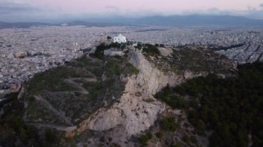 Atina ile Lycabettus Dağı 'nın hava manzarası sabah erken saatlerde arka planda
