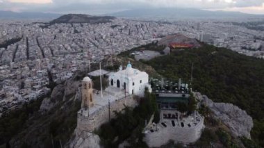 Lycabettus Dağı ve Aziz Georges Şapeli etrafında İHA uçuşları..