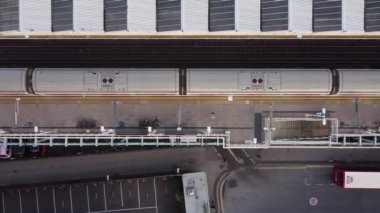 Londra 'daki Putney Köprüsü istasyonundan kalkan kısa bir trenin insansız hava aracı görüntüsü..