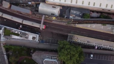 Londra 'daki Putney bölgesinin hareket halindeki yeraltı treniyle insansız hava aracı görüntüsü..