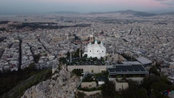 Drone widok na stolicę Grecji z wysokości góry Lycabettus. — Wideo stockowe