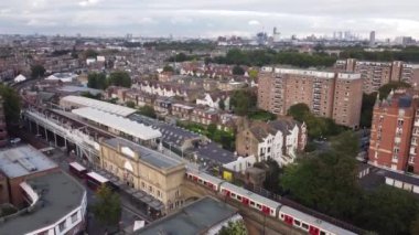 Londra 'daki Putney Köprüsü yakınlarındaki bir metro istasyonunun insansız hava aracı görüntüsü..