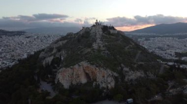 Lycabettus Dağı 'nın şafak vakti drone görüntüleri..