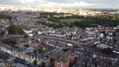 Güney Londra 'nın Putney bölgesinde bir metro treninin insansız hava aracı görüntüsü..