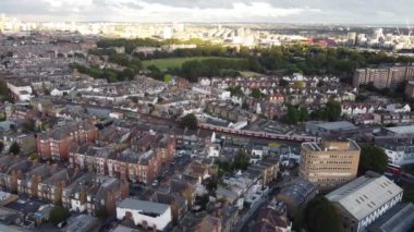 Londra 'daki Putney bölgesinin arka planına karşı metro treni görüntüsü