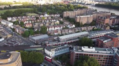 Trenin Putney Köprüsü istasyonuna gelişinden görüntüler..