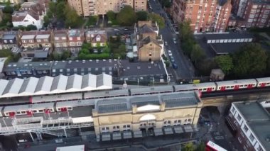 Londra 'daki Fulham Demiryolu Köprüsü yakınlarındaki metro trenlerinin insansız hava aracı görüntüsü..