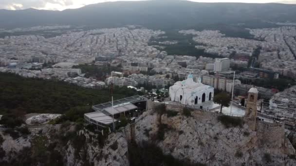 Drone widok Aten zajmujących całą dolinę z góry Lycabettus. — Wideo stockowe