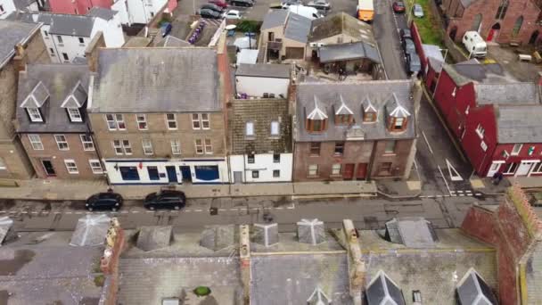 A drone view from above on the roofs of houses in the small town of Arbroath, UK — Stok video