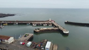 Kuzey Denizi 'nin arka planında teknelerle rıhtımın insansız hava aracı görüntüsü