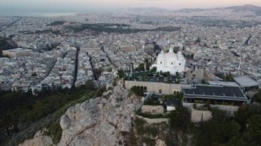 Aziz George Kilisesi 'ne giden yılan yürüyüşünün insansız hava aracı görüntüleri..