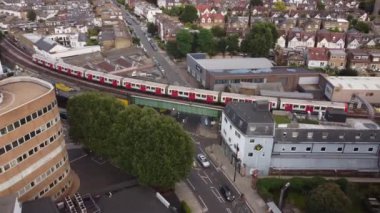 Güney Londra 'daki bir trenin insansız hava aracı görüntüsü..