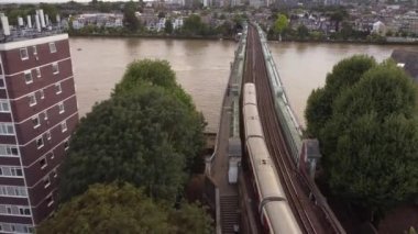 Fulham Demiryolu Köprüsü 'ndeki Londra metrosunun insansız hava aracı görüntüsü..