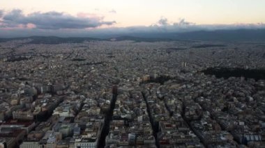 Sisli dağların arka planına karşı Atina 'nın yoğun inşa edilmiş insansız hava aracı görüntüsü.
