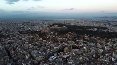 Atina Akropolünü çevreleyen Atina sokaklarının insansız hava aracı görüntüsü.