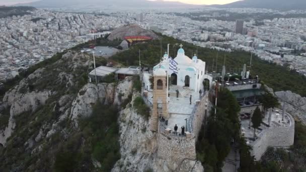 Drone zdjęcia kaplicy św. Jerzego na szczycie i las na zboczach. — Wideo stockowe