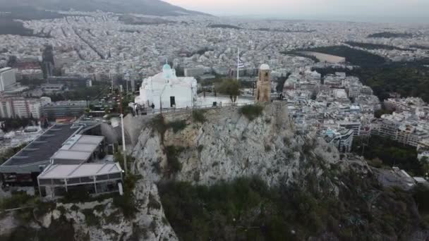 Κηφήνας άποψη της Αθήνας που περιβάλλεται από βουνά και τον Σαρωνικό Κόλπο. — Αρχείο Βίντεο