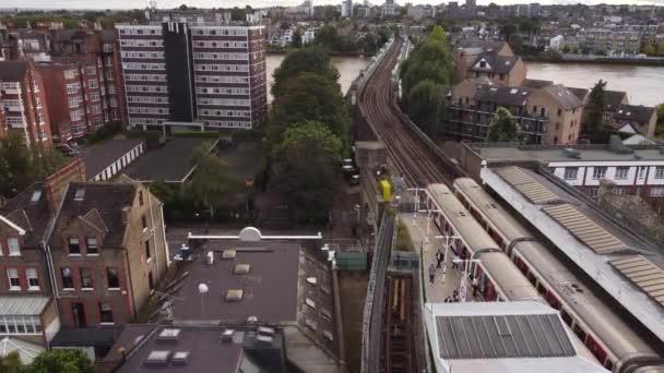 Una vista estática del avión no tripulado de la estación de Skytrain y el puente ferroviario Fulham — Vídeos de Stock