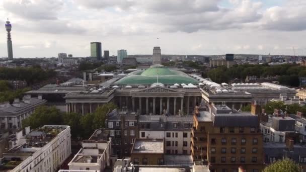 Drone view of the entrance to the British Museum with a gradual approach. — Vídeo de Stock