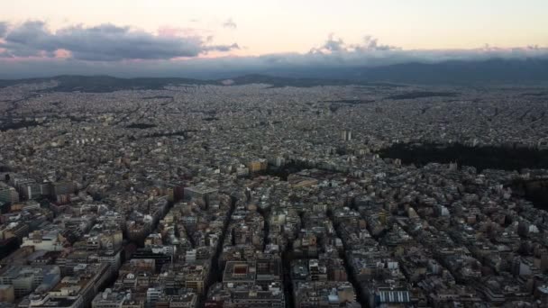Ein Drohnenblick auf das riesige Gebiet der Stadt Athen. — Stockvideo