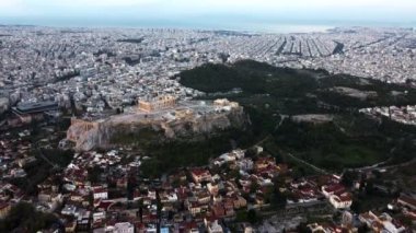 Yunan sokaklarının arka planına karşı Atina Akropolünün sabah insansız hava aracı çekimi