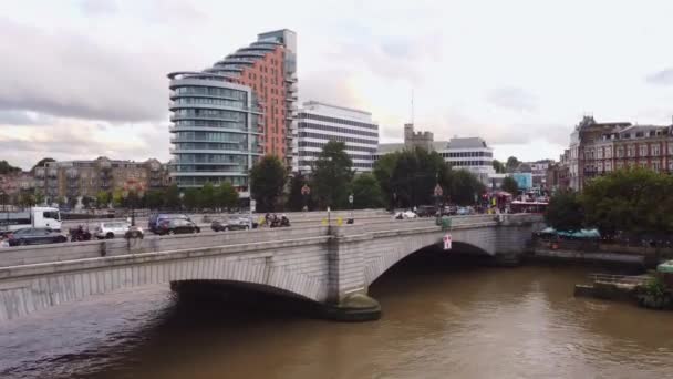 Pohled na Putneyho most a okolní domy v jižním Londýně — Stock video