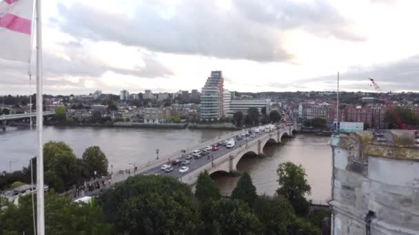 Légi felvétel Putney Bridge-ről Fulham-mal a háttérben. London Nagy-Britannia — Stock videók