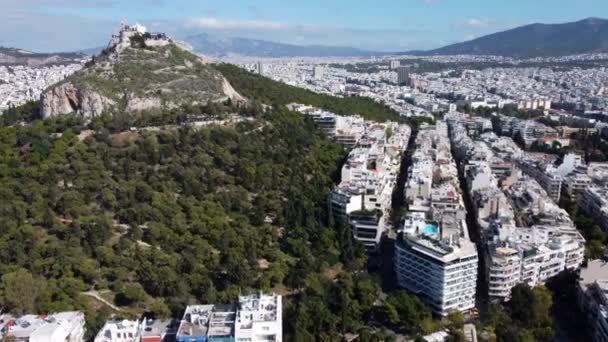 Morning shot of Mount Lycabettus with endless street blocks in the background. — Stockvideo