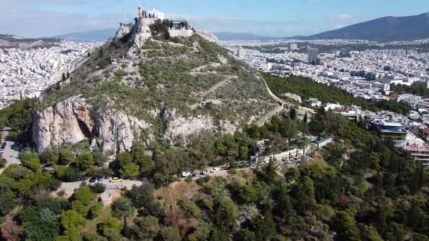 Drone widok na górę Lycabettus ze ścieżkami do kościoła św. Jerzego w Atenach — Wideo stockowe