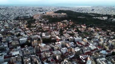 Atina Akropolünün insansız hava aracı görüntüsü güneş doğmadan önce sokaklarla çevrili.