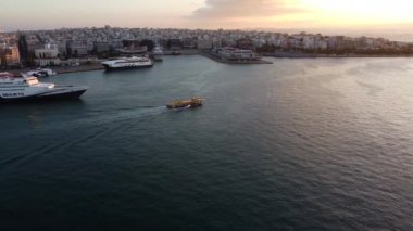 Atina limanından ayrılan teknenin insansız hava aracı görüntüsü.