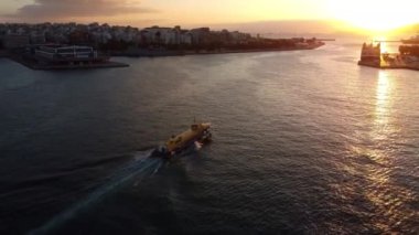 Atina 'daki Pire Limanı' ndaki küçük bir mavnanın insansız hava aracı görüntüsü.