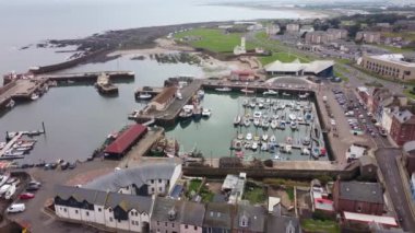 Kuzey Denizi 'nin arka planında sonsuz deniz olan küçük liman manzarası.