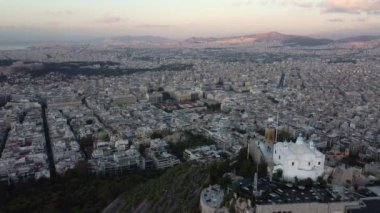 Gün doğmadan önce Lycabettus 'taki Aziz George Kilisesi' nin insansız hava aracı görüntüsü.