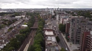 Demiryolu hattının çevresindeki peyzaj manzarası.