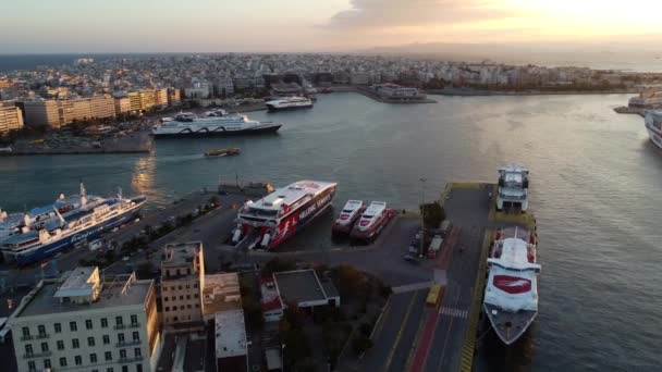 Drone widok na port w Pireusie na wybrzeżu Aten. — Wideo stockowe
