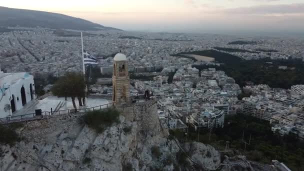Drohne fliegt von der Heiligen Georgskirche in Athen aus um die Klippe. — Stockvideo