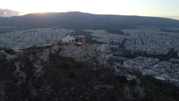 Vista de drone do Monte Lycabettus da Igreja de São Jorge durante o nascer do sol. — Vídeo de Stock