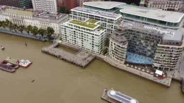 Londra 'nın güney bölgesindeki Thames Nehri' nin insansız hava aracı manzarası..