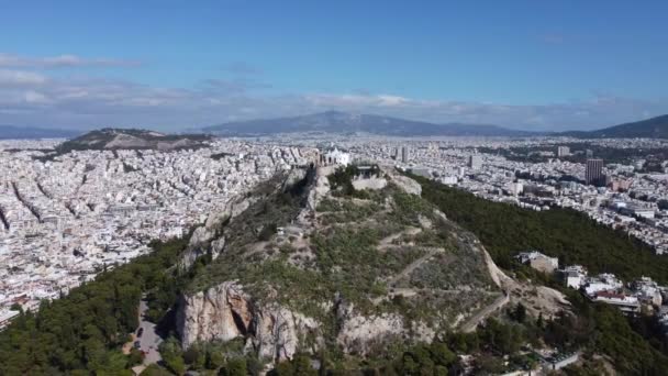 Drone widok na górę Lycabettus otoczony przez niekończące się dzielnice Aten. — Wideo stockowe