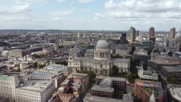 Drone view of Londons historic district of St. Pauls Cathedral. — Vídeo de Stock