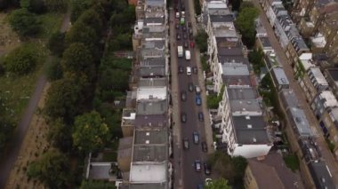Kensington, Londra 'daki Brompton Mezarlığı yakınlarındaki küçük bir caddenin insansız hava aracı görüntüsü..