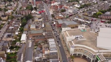 Londra 'nın banliyölerinde bir yol ayrımının insansız hava aracı tarafından çekiliyor..