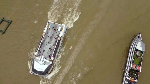 Drone pohled na osobní lodě plující na Temži. — Stock video
