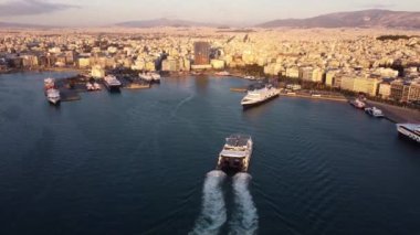 Arka planda şehir varken Atina kıyılarındaki mavnaların insansız hava aracı görüntüsü.