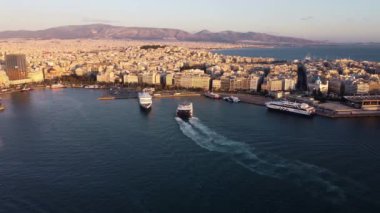 Arka planda Atina ile Saronik Körfezi 'nin insansız hava aracı görüntüsü