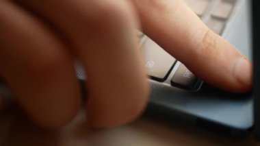 Dokunmatik kimlik kullanarak ultrabook 'un kilidini açıyorum. Çerçevede, klavyenin bir bölümünde, adamın dokunmatik kimliği kullanarak kilidi nasıl açtığını görebilirsiniz..