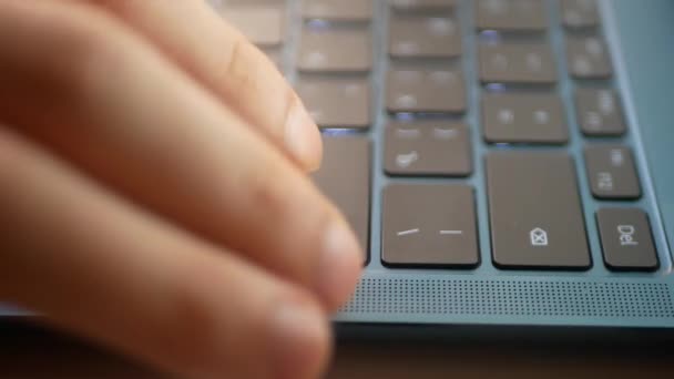 일하는 사람의 손가락으로 노트북 키보드의 일부를 찍었습니다 프레임에서 키누르는 수있습니다 — 비디오