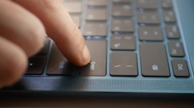 Giriş tuşunun uzun bir basımını bir dizüstü bilgisayarın klavyesinde kaydediyorum. Klavyenin sadece küçük bir kısmı ve çalışan birinin parmakları çerçevede görünür. Klavye, laptop,